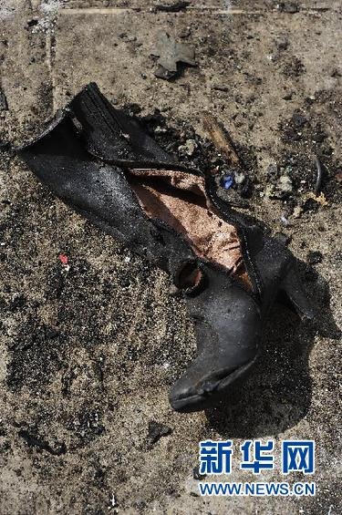 这是在爆炸事件现场拍摄到的一只受害者留下的靴子(2月14日摄).
