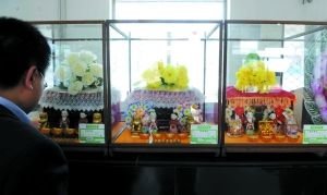 记者记录普通市民殡葬：纸别墅等全套花2千