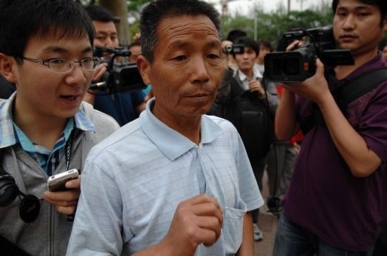5月20日，药家鑫案中受害人张妙的父亲出席二审。新华社记者 李一博 摄