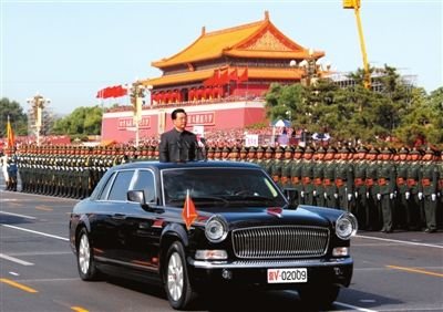 2009年10月1日，胡锦涛在天安门广场检阅受阅部队。
