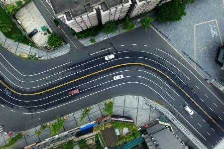 成都S型道路100米俩急弯 过半车辆压实线过(图)