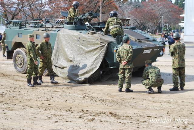 日本自卫队纪念日活动 96式装甲车跑掉轮子(组图)