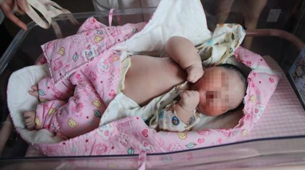 浙江一产妇生下13.6斤巨婴 ¡°醒着几乎都在吃¡±