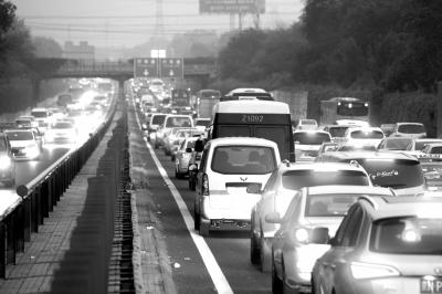 国庆首日:出京108公里开了6小时 服务区厕所爆满
