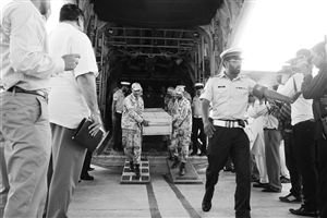 Of die the coffin of Chinese citizen remains is carried to issue plane Xinhua News Agency to send