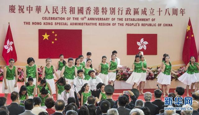 香港特区举行酒会庆祝回归18周年(图)