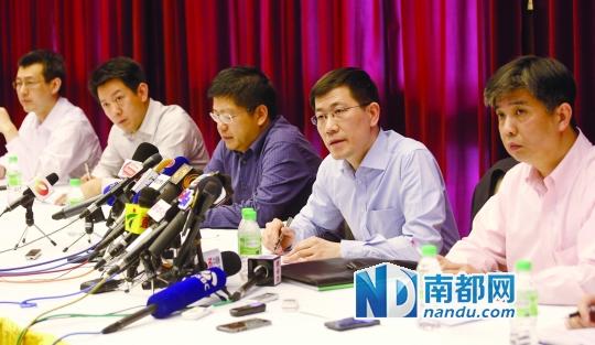<p> 12日,在马来西亚吉隆坡,中国政府联合工作组组长、外交部领事司副司长郭少春(右二)在新闻发布会上通报工作情况。陈辉 摄</p>