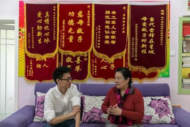 长沙青少年保护家园。肖宇回到湖南,看望曾经帮助过他的孟繁英。 长沙青少年保护家园。肖宇回到湖南,看望曾经帮助过他的孟繁英。