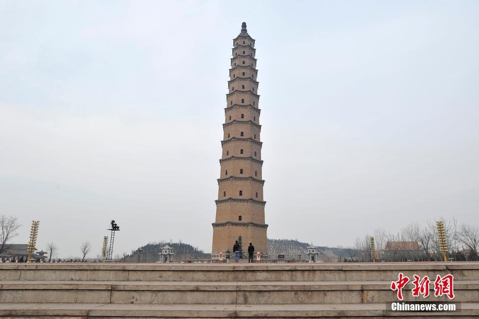 汾阳文峰塔建于明末清初,该塔共十三层,塔高84.