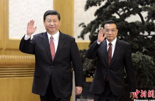 11月15日，新当选的中共中央总书记习近平和中共中央政治局常委李克强、张德江、俞正声、刘云山、王岐山、张高丽在北京人民大会堂与中外记者见面。图为习近平、李克强向记者挥手致意。中新社发 廖攀 摄
