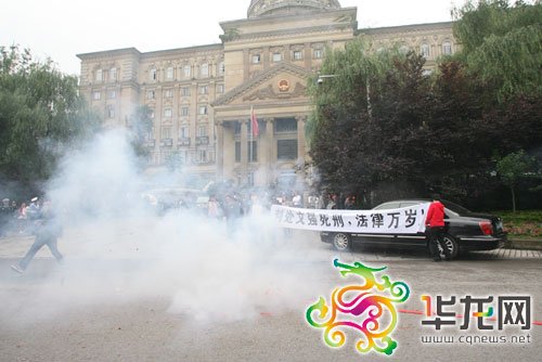 文強二審維持原判 重慶市民放鞭炮慶賀(圖)