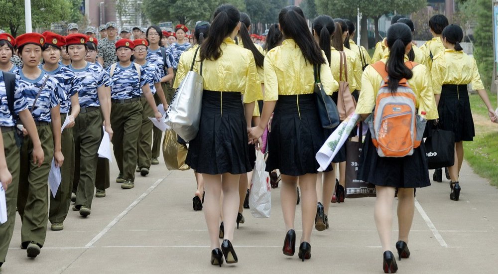 武汉一高校女生穿高跟鞋着裙装军训