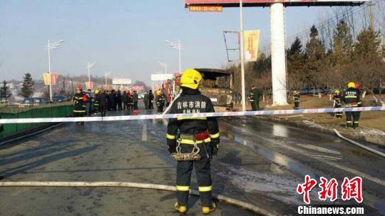 吉林市一企業(yè)通勤客車失火8人遇難17人受傷