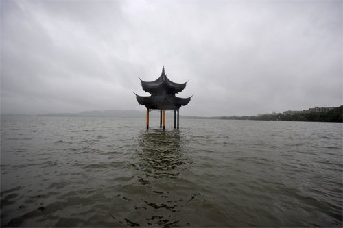 组图:台风菲特致西湖水外流 杭州水漫金山