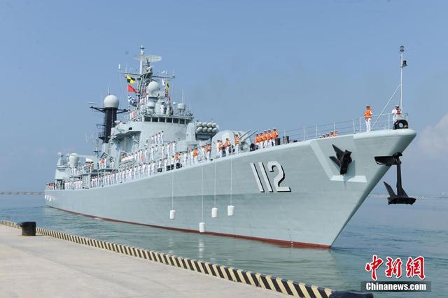 中国海军两批护航编队亚丁湾会合展开联合护航