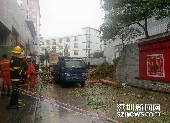 深圳一工业区围墙因暴雨倒塌 3人遇难1人受伤