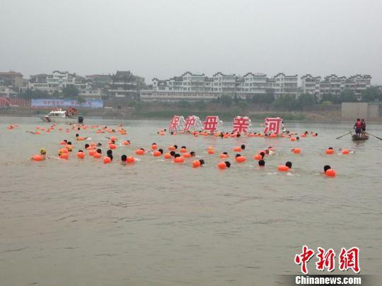 浙江兰溪千余名干部横渡兰江试水质引台湾游客赞叹