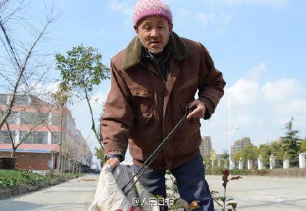 7旬老人5年替亡子还债30万 债主感动"打折"