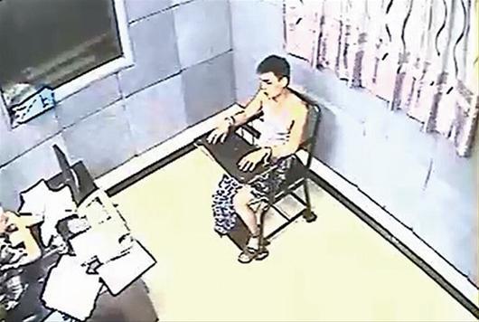 男子醉酒归家 遭妻儿捕兽夹夹嘴棍打后勒死