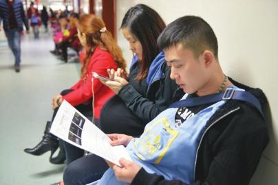 王文龙拿着三胞胎的检测报告.
