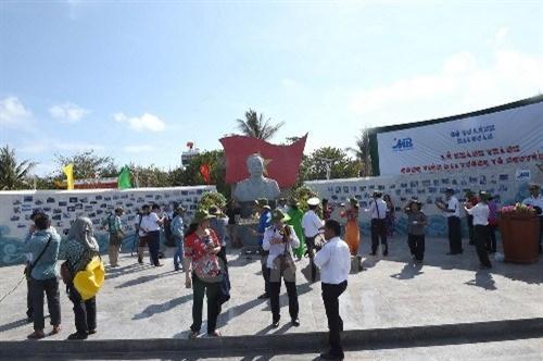 越南在侵占的中国南沙群岛修建武元甲公园