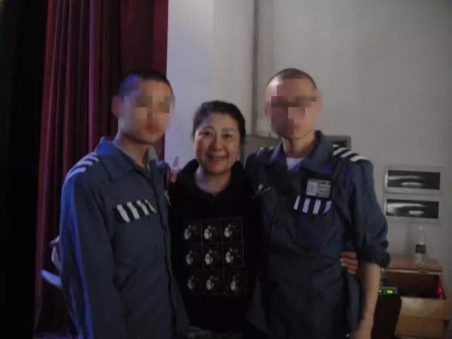 肖宇(右一)和狱友与孟繁英的合影。 肖宇(右一)和狱友与孟繁英的合影。