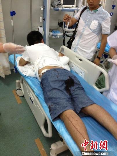 男子急于存钱与银行保安起争执 被捅5刀险丧