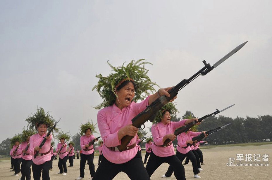 高清:广西北海老年女民兵练拼刺刀