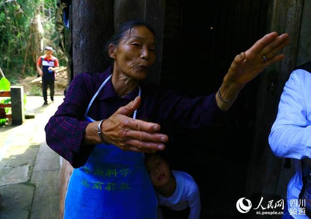 67岁老人骆朝群一家人就居住在三十军指挥部旧址，她说老人们总是讲起红军的故事。（朱虹 摄）