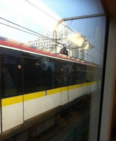 高清图—外籍男子爬车顶 上海地铁三号线瘫痪 20131204