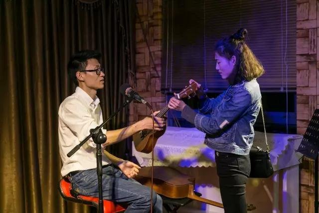 在肖宇曾经打工的琴行里,一位女孩向他请教弹吉他的问题。 在肖宇曾经打工的琴行里,一位女孩向他请教弹吉他的问题。