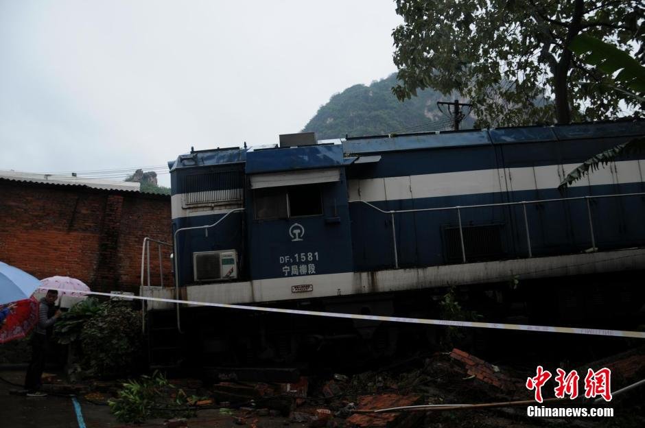 柳州市和平路小区宁局柳段DF1581火车脱轨撞破墙冲入小区