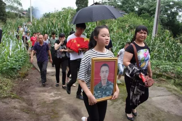 扫雷英雄程俊辉魂归故里 长寿父老乡亲迎接回家