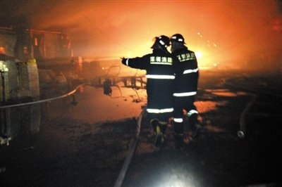 深圳市场大火16人遇难 媒体追问消防栓为何失