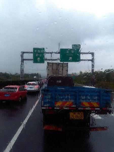 浙江强降雨致道路积水阻交通 今天局地有暴雨