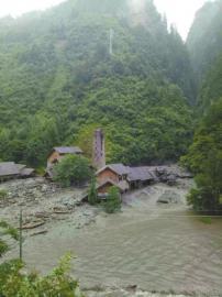 四川卧龙突发泥石流：熊猫平安 人出行难