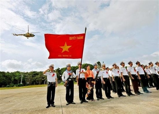 越南在我国南沙南威岛用瓷片铺设巨幅国旗(图)