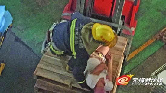江苏无锡1名女子被电梯卡楼板间不幸身亡(图)