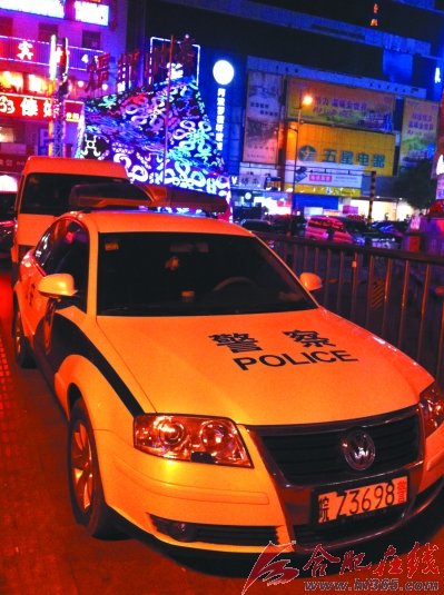 安徽两警员进入娱乐场所3小时 称与朋友聊天