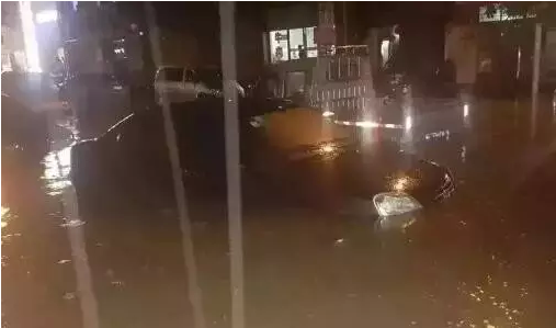 甘肃35个乡镇突遭暴雨袭击 国道毁坏小车被冲走10