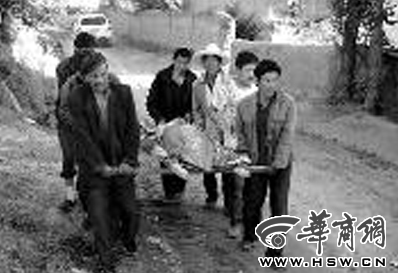 地震灾民：土像喷泉一样喷上去黑压压冲向房子