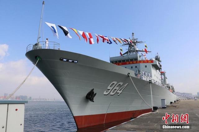 中国海军1天内入列两艘2万吨巨舰 加入南海舰队