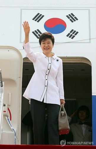 27 days, before presidential Piao Jinhui sets out, Korea goes to China, begin the state visit that has by a definite date 4 days to China. The graph is for Piao Jinhui south city of path thing capital city and its environs what airport of city head Er boards the plane is forward wave to the crowd of airport see sb off present one's compliment. (Han couplet company)