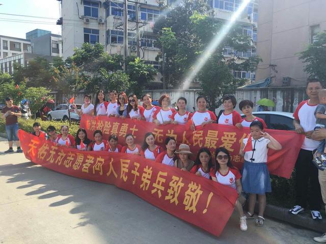 无为人民夹道数公里欢送抗洪部队