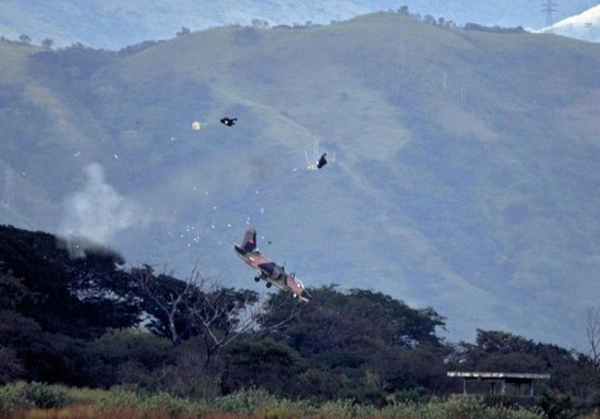 委内瑞拉一架中国K-8教练机坠毁飞行员逃生(图)