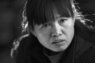 女子带患精神病前夫一家嫁人 与丈夫照料3人生活