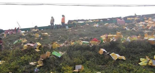 陕西一辆满载饮料货车侧翻 货物遭群众哄抢(图)