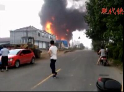 泰州一工厂锅炉爆炸厂房垮塌 两人被困跳河逃生