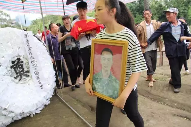 扫雷英雄程俊辉魂归故里 长寿父老乡亲迎接回家