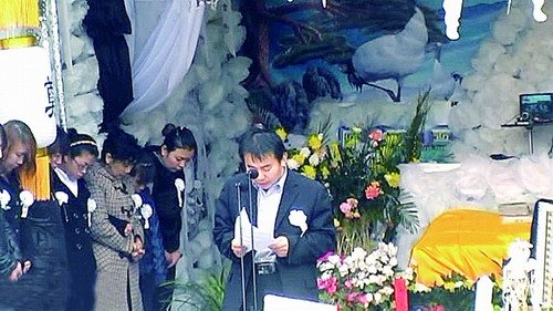 ■百信医院院长在灵堂前致辞哀悼（视频截图） 